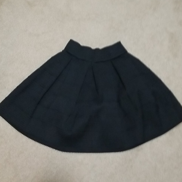 Black mini structured skirt - Picture 2 of 2